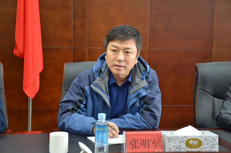 柴冠辉代表集团公司领导班子和全体干部职工向张明军,田秀林,金光伍三