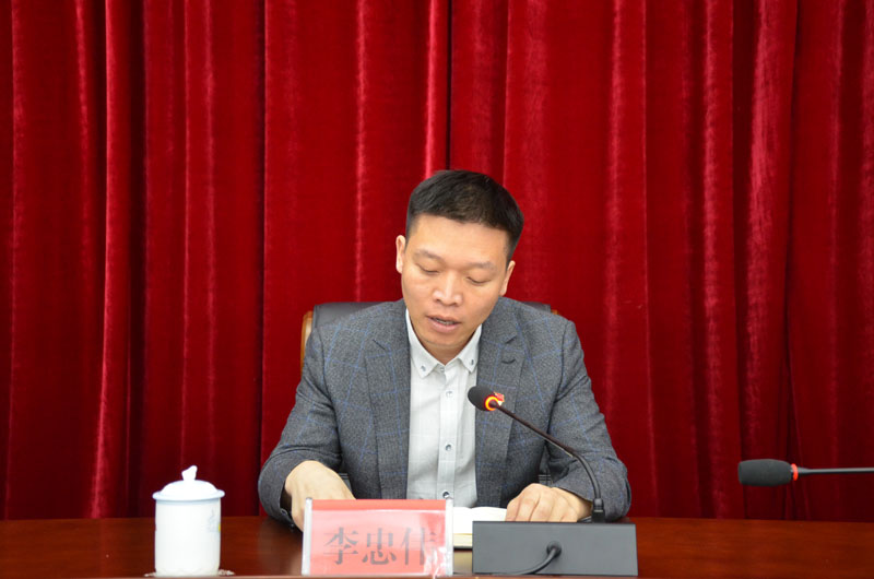 柴冠辉代表集团公司领导班子和全体干部职工向李忠伟,李顺两位同志